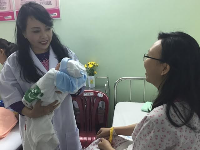 Người dân cả nước đón giao thừa Tết Đinh Dậu ảnh 14