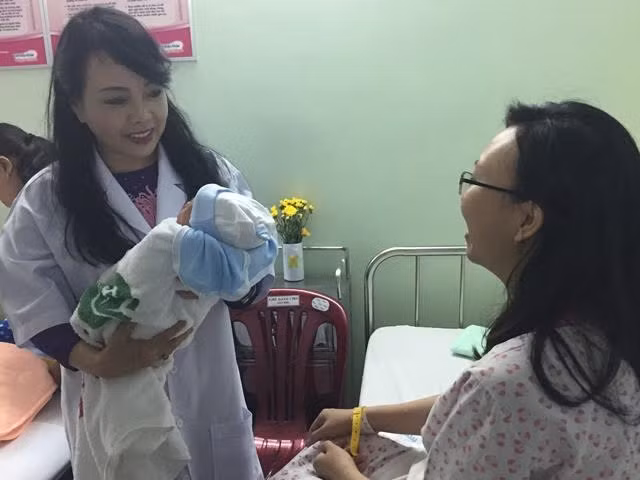 Người dân cả nước đón giao thừa Tết Đinh Dậu ảnh 14