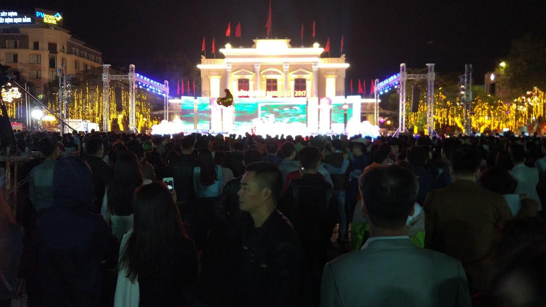 Người dân cả nước đón giao thừa Tết Đinh Dậu ảnh 15