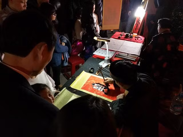 Người dân cả nước đón giao thừa Tết Đinh Dậu ảnh 5