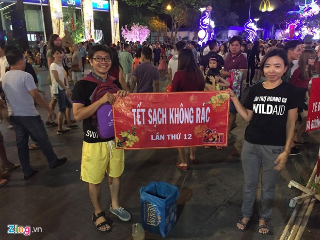 Người dân cả nước đón giao thừa Tết Đinh Dậu ảnh 36