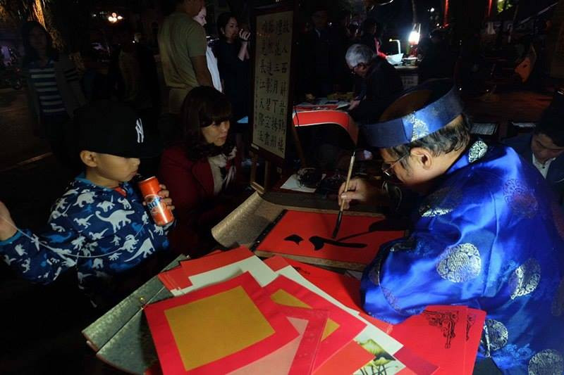 Người dân cả nước đón giao thừa Tết Đinh Dậu ảnh 53