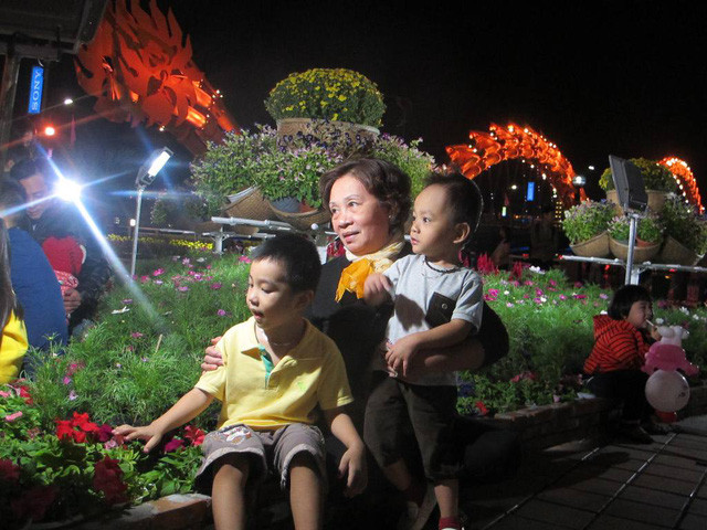 Người dân cả nước đón giao thừa Tết Đinh Dậu ảnh 39