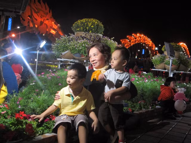 Người dân cả nước đón giao thừa Tết Đinh Dậu ảnh 39