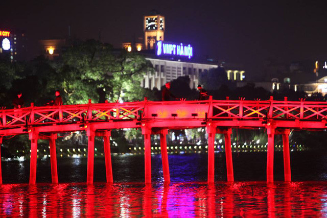 Người dân cả nước đón giao thừa Tết Đinh Dậu ảnh 51