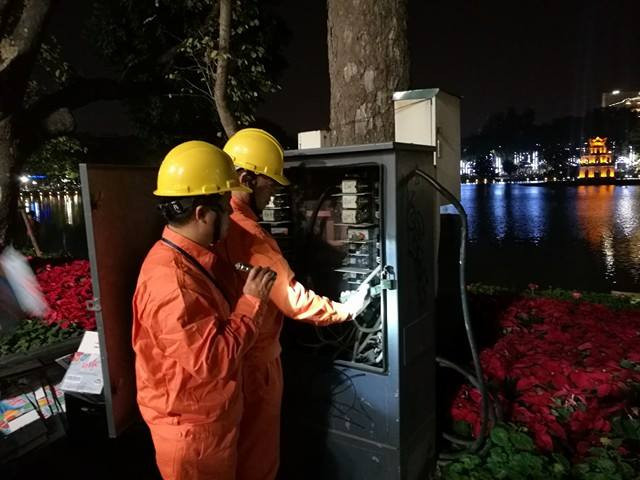 Người dân cả nước đón giao thừa Tết Đinh Dậu ảnh 43