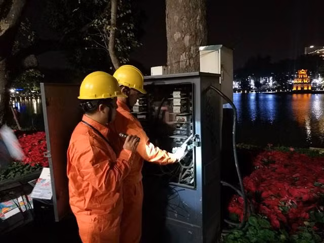 Người dân cả nước đón giao thừa Tết Đinh Dậu ảnh 43