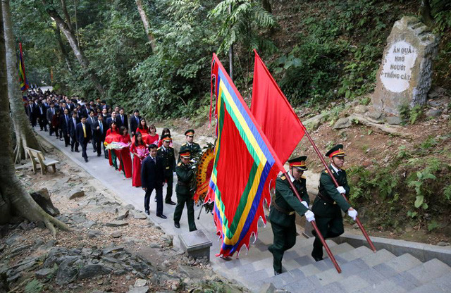 Người dân cả nước đón giao thừa Tết Đinh Dậu ảnh 44