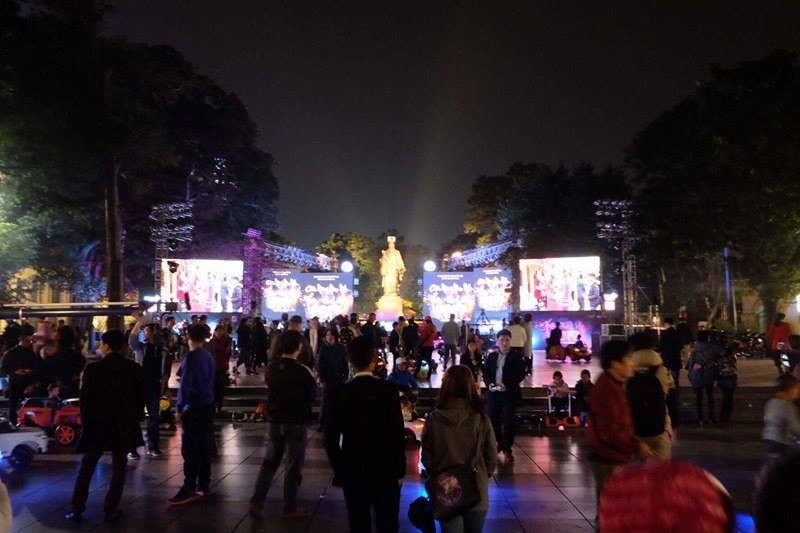 Người dân cả nước đón giao thừa Tết Đinh Dậu ảnh 55