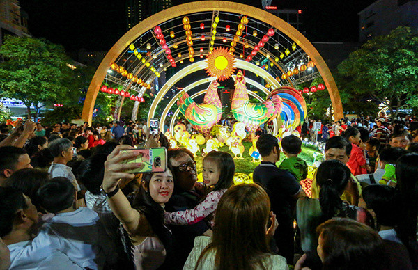 Người dân cả nước đón giao thừa Tết Đinh Dậu ảnh 46