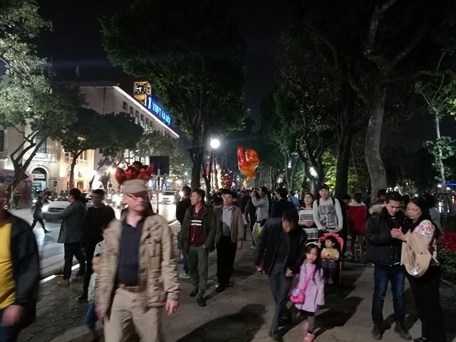 Người dân cả nước đón giao thừa Tết Đinh Dậu ảnh 42