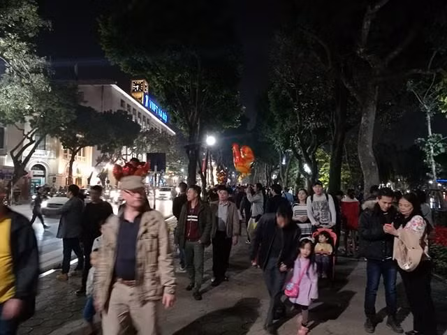Người dân cả nước đón giao thừa Tết Đinh Dậu ảnh 42