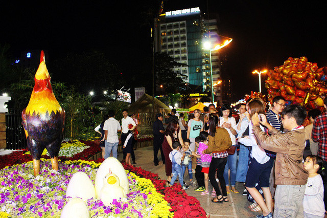 Người dân cả nước đón giao thừa Tết Đinh Dậu ảnh 34