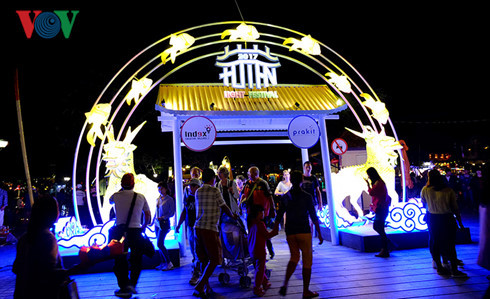 Người dân cả nước đón giao thừa Tết Đinh Dậu ảnh 35