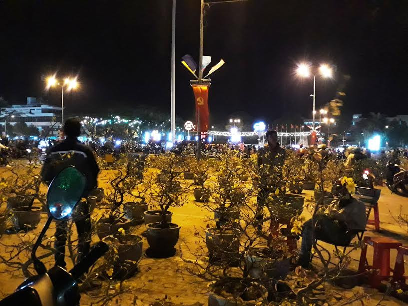 Người dân cả nước đón giao thừa Tết Đinh Dậu ảnh 10