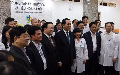 Người dân cả nước đón giao thừa Tết Đinh Dậu ảnh 21