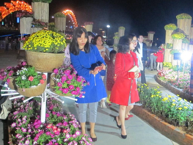 Người dân cả nước đón giao thừa Tết Đinh Dậu ảnh 38