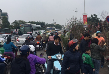 Người dân cả nước đón giao thừa Tết Đinh Dậu ảnh 57