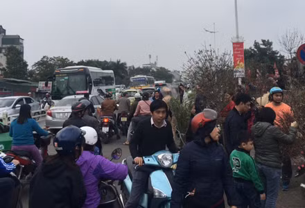 Người dân cả nước đón giao thừa Tết Đinh Dậu ảnh 57