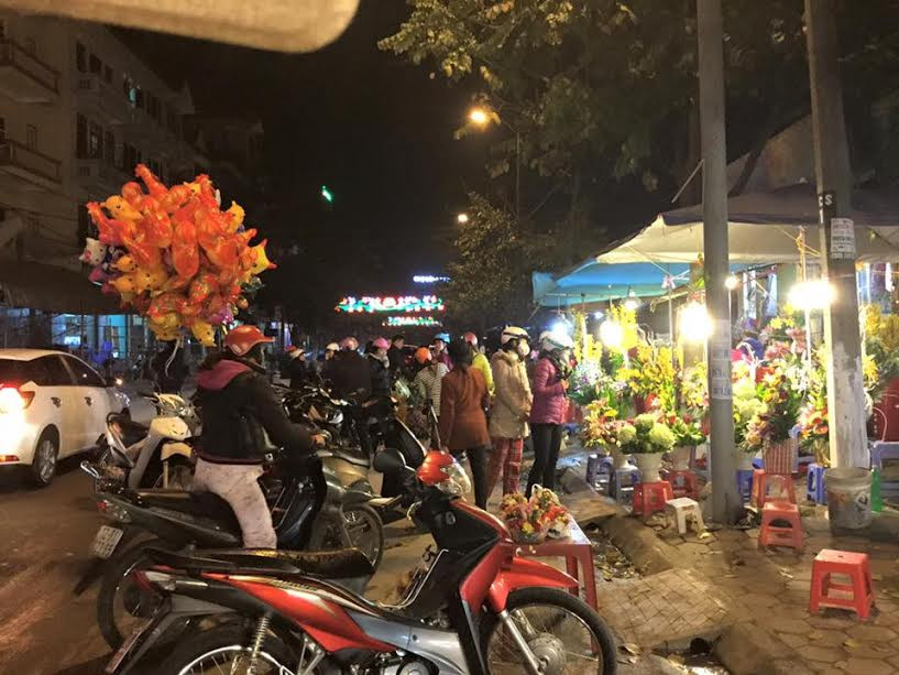 Người dân cả nước đón giao thừa Tết Đinh Dậu ảnh 25