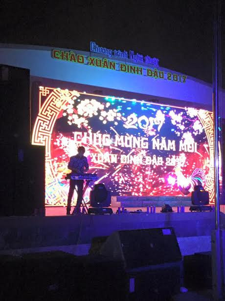 Người dân cả nước đón giao thừa Tết Đinh Dậu ảnh 24