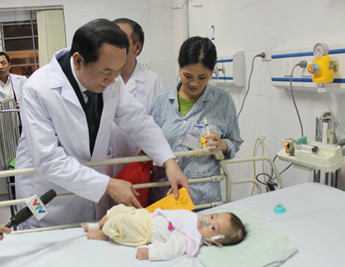 Người dân cả nước đón giao thừa Tết Đinh Dậu ảnh 19