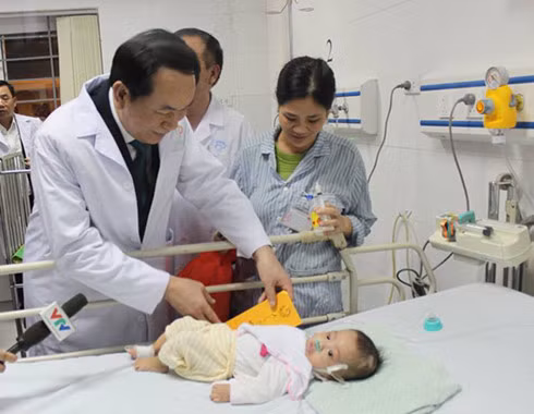 Người dân cả nước đón giao thừa Tết Đinh Dậu ảnh 19