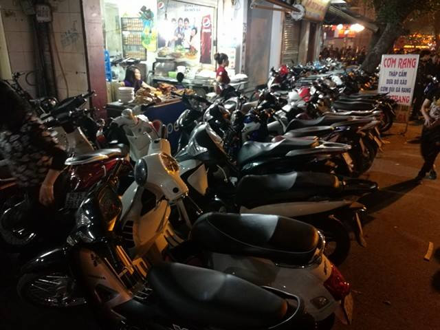 Người dân cả nước đón giao thừa Tết Đinh Dậu ảnh 6