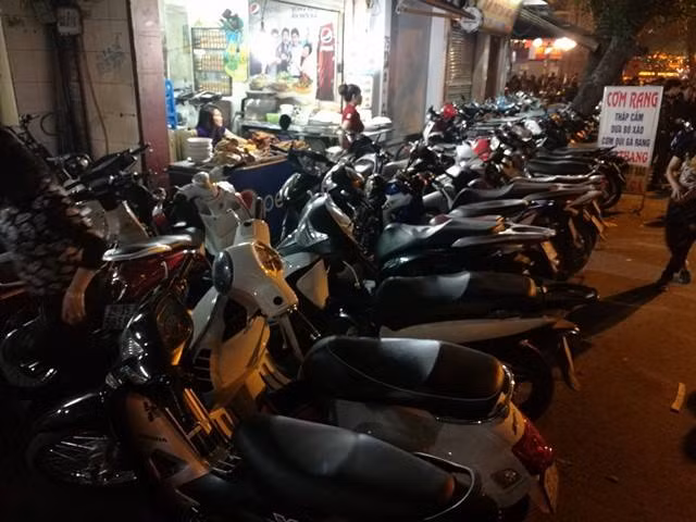 Người dân cả nước đón giao thừa Tết Đinh Dậu ảnh 6