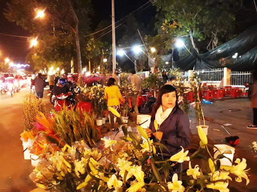 Người dân cả nước đón giao thừa Tết Đinh Dậu ảnh 9