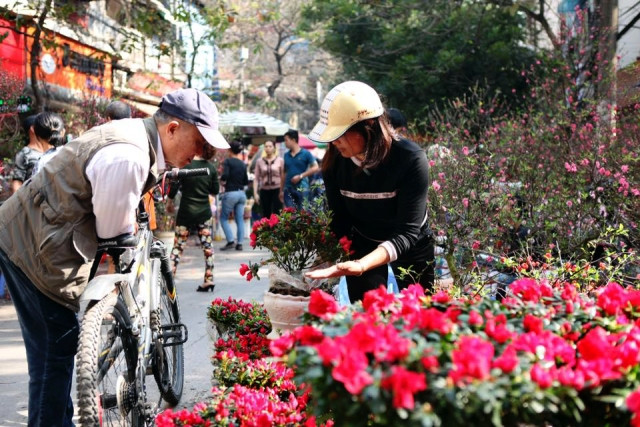 Người dân cả nước đón giao thừa Tết Đinh Dậu ảnh 73