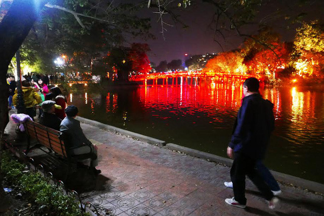 Người dân cả nước đón giao thừa Tết Đinh Dậu ảnh 41