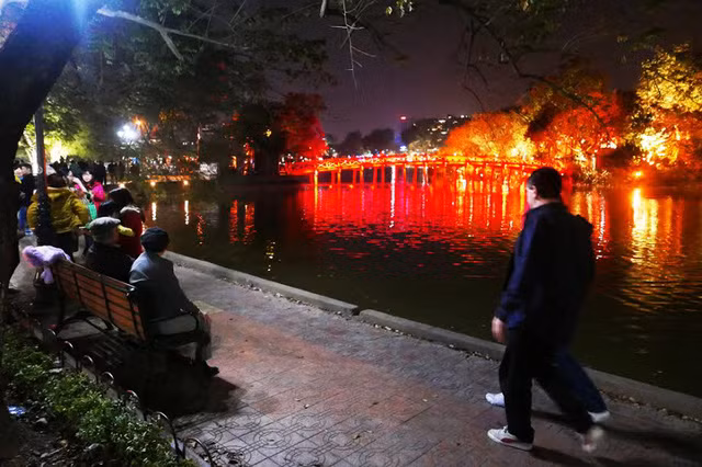 Người dân cả nước đón giao thừa Tết Đinh Dậu ảnh 41