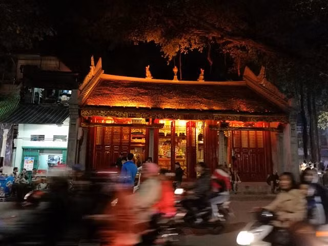 Người dân cả nước đón giao thừa Tết Đinh Dậu ảnh 4