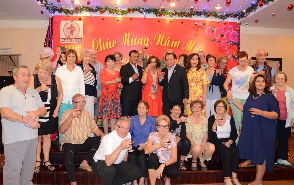 Người dân cả nước đón giao thừa Tết Đinh Dậu ảnh 13