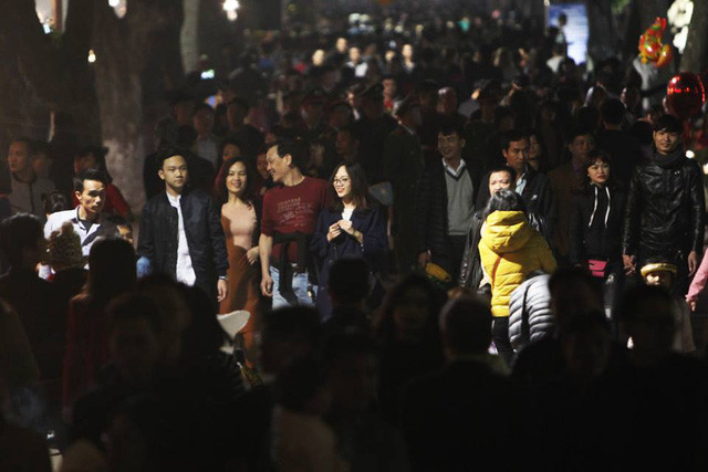 Người dân cả nước đón giao thừa Tết Đinh Dậu ảnh 29