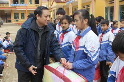 Đại diện Báo Tiền phong tặng chăn ấm cho học sinh 
