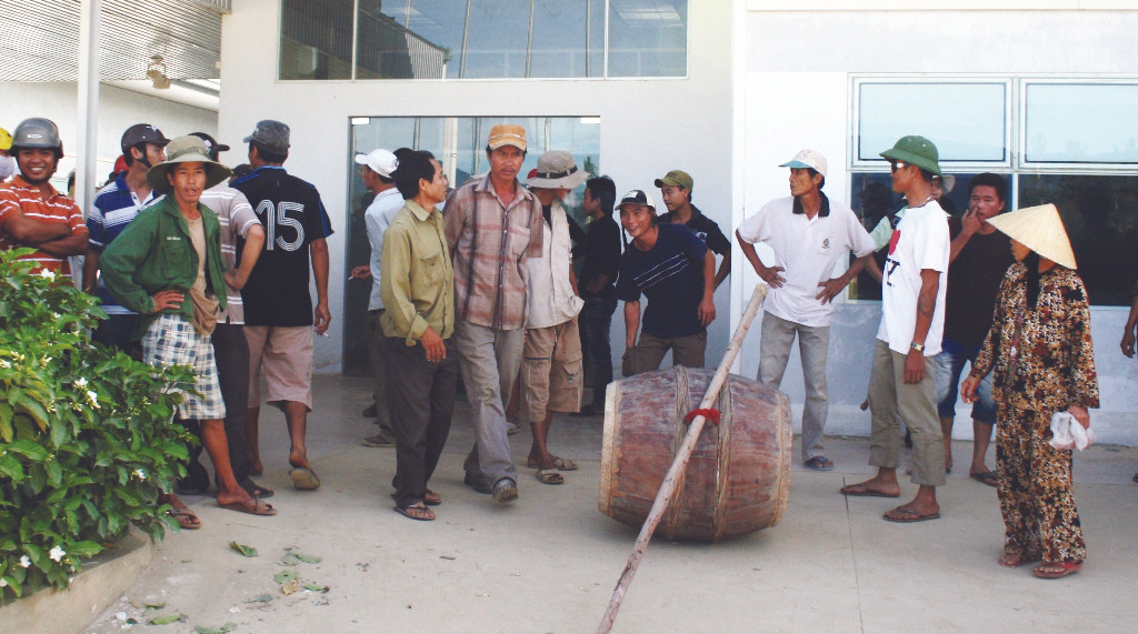 Dân kéo đến trụ sở dự án Golden Hills của Cty Cp Xây dựng và lắp máy Trung Nam sáng ngày 30-8