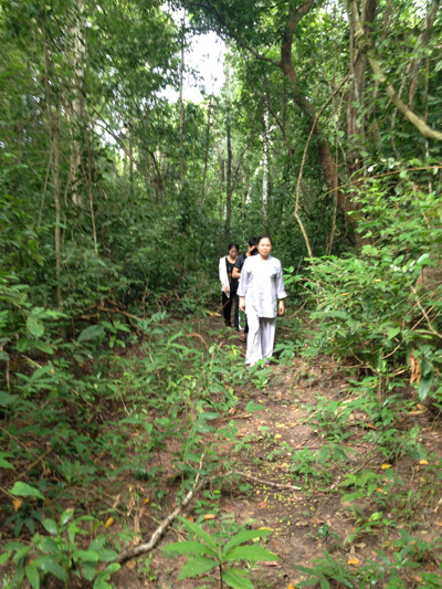 Chị Thanh trong hành trình ở Tây Ninh - tìm mộ cho bố của bạn. (Ảnh nhân vật cung cấp)