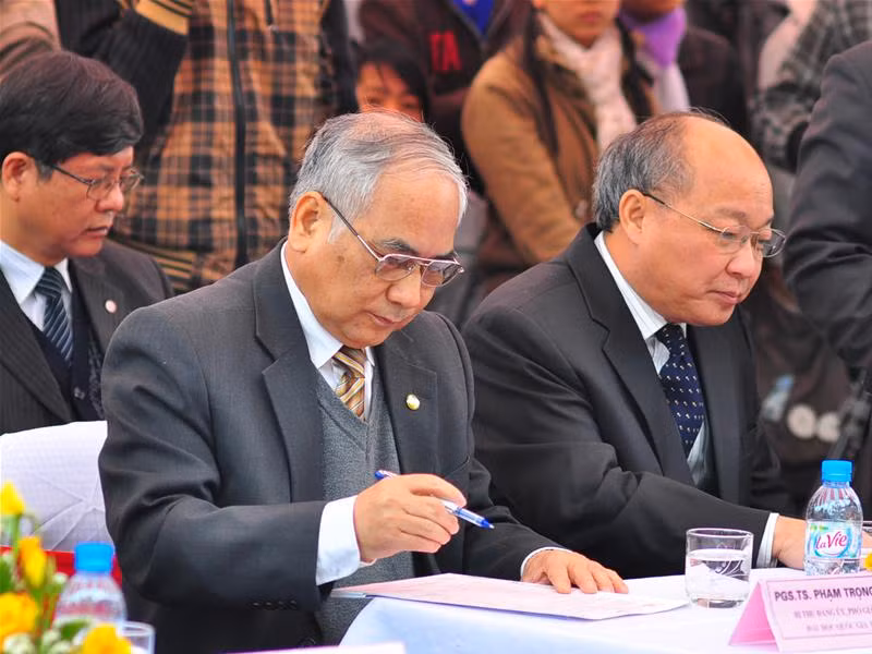 PGS, TS Phạm Trọng Quát đăng ký hiến máu. Ảnh : Thuận Phong