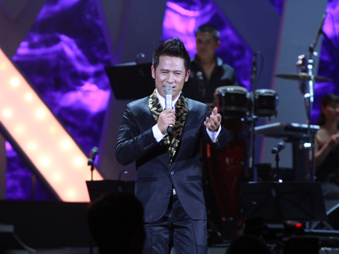 Mặc dù thời tiết thủ đô bị ảnh hưởng nặng nề bởi cơn bão số 4 nhưng vẫn có rất đông khán giả đến với liveshow của Bằng Kiều tại Trung tâm hội nghị quốc gia tối qua