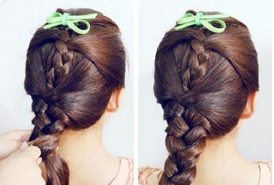 Dùng dây nơ buộc một lọn tóc ở giữa đầu sau đó tết cùng với hai lọn tóc hai bên. Cố định lọn tóc này lại, rồi lại tiếp tục tết nói phần tóc còn lại. Cuối cùng là điểm thêm nơ là bạn đã có một kiểu tóc cực mát mẻ cho mùa hè rồi đấy.