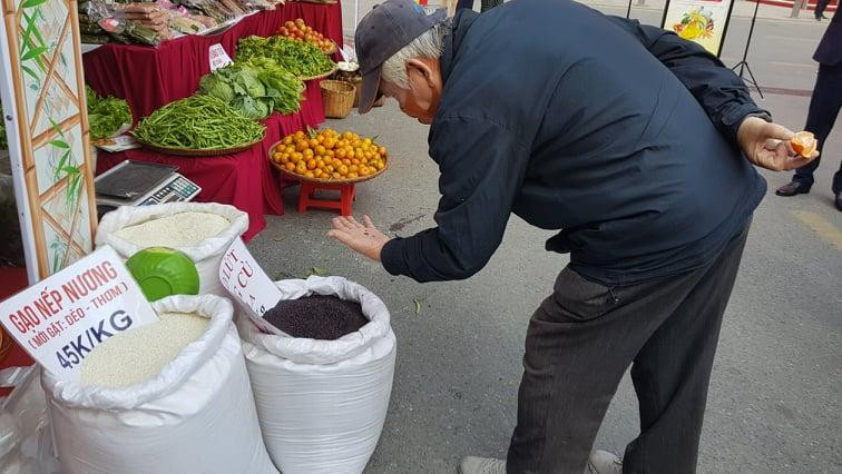 Người dân chọn mua gạo đặc sản tại siêu thị Hà Nội. Ảnh: Ngọc Mai