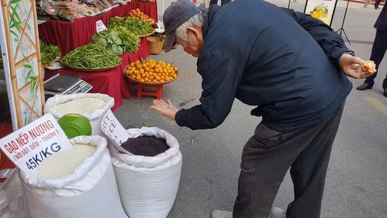 Người dân chọn mua gạo đặc sản tại siêu thị Hà Nội. Ảnh: Ngọc Mai