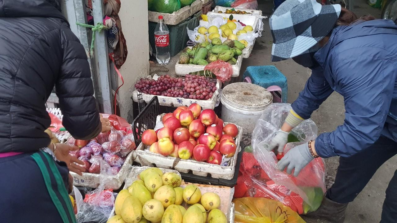 Ngày 23 tháng Chạp, ghi nhận tại một số chợ trên địa bàn Hà Nội như Long Biên, Diêm Gỗ, Gia Lâm… cho thấy hoạt động mua bán nhộn nhịp nhất là các sạp bán bông, đồ thờ cúng, sạp trái cây. Giá bán lẻ nhiều loại trái cây tăng từ 30- 40% so với ngày thường. Đơn cử táo: 120.000 đồng/kg, bưởi da xanh miền Tây: 90.000 đồng/kg, xoài :90.000 đồng/kg, roi: 60.000 đồng/kg, nho tím: 110.000 đồng/kg… Ngày 23 tháng Chạp, ghi nhận tại một số chợ trên địa bàn Hà Nội như Long Biên, Diêm Gỗ, Gia Lâm… cho thấy hoạt động mua bán nhộn nhịp nhất là các sạp bán bông, đồ thờ cúng, sạp trái cây. Giá bán lẻ nhiều loại trái cây tăng từ 30- 40% so với ngày thường. Đơn cử táo: 120.000 đồng/kg, bưởi da xanh miền Tây: 90.000 đồng/kg, xoài :90.000 đồng/kg, roi: 60.000 đồng/kg, nho tím: 110.000 đồng/kg…