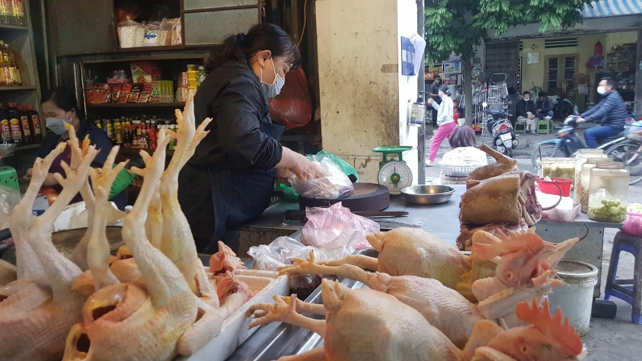 Chỉ trong một buổi sáng, chị Bích Thảo (tiểu thương bán gà tại Long Biên, Hà Nội) bán được 30 con gà. Giá gà tăng mạnh lên 160.000 đồng/kg đã được làm sạch. "Nhiều gia đình chọn gà tầm hơn 1 kg đến 2 kg đổ lại. Gia đình tôi huy động người làm từ 3 giờ sáng, thịt sẵn để người dân kịp mua về cúng", chị Thảo nói. Chỉ trong một buổi sáng, chị Bích Thảo (tiểu thương bán gà tại Long Biên, Hà Nội) bán được 30 con gà. Giá gà tăng mạnh lên 160.000 đồng/kg đã được làm sạch. "Nhiều gia đình chọn gà tầm hơn 1 kg đến 2 kg đổ lại. Gia đình tôi huy động người làm từ 3 giờ sáng, thịt sẵn để người dân kịp mua về cúng", chị Thảo nói.