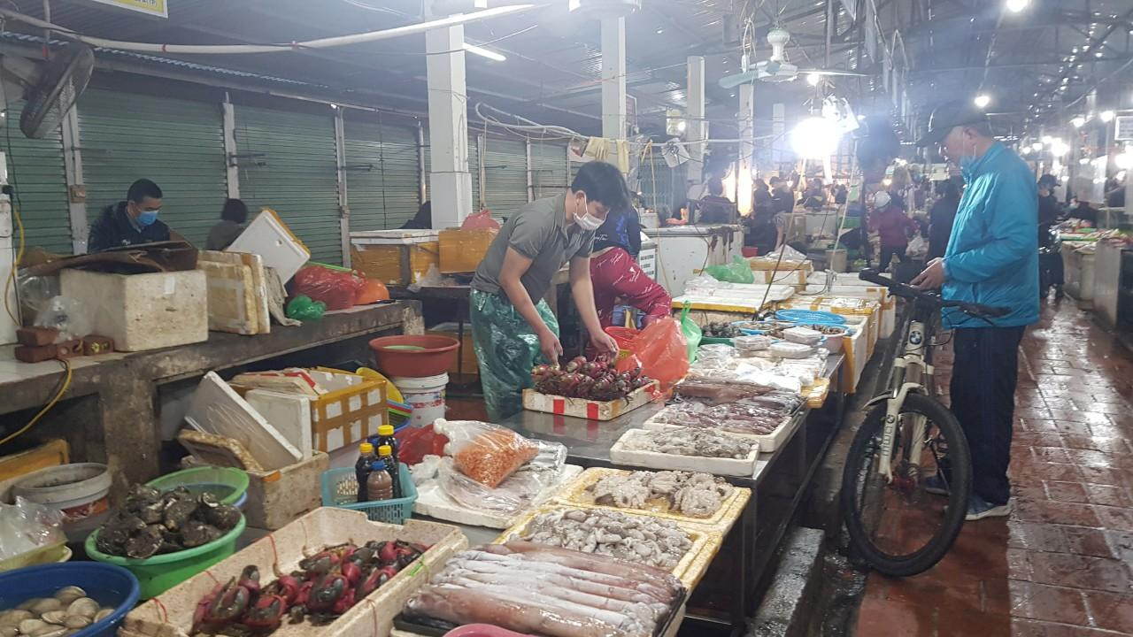 Hải sản cũng tăng mạnh từ 20- 50% vì ngày hôm nay nhiều gia đình làm cỗ mặn để cúng: mực mai: 370.000 đồng/kg, cua: 550.000 đồng/kg; tôm: 400.000 đồng/kg, ngao hoa: 120.000 đồng/kg... Hải sản cũng tăng mạnh từ 20- 50% vì ngày hôm nay nhiều gia đình làm cỗ mặn để cúng: mực mai: 370.000 đồng/kg, cua: 550.000 đồng/kg; tôm: 400.000 đồng/kg, ngao hoa: 120.000 đồng/kg...