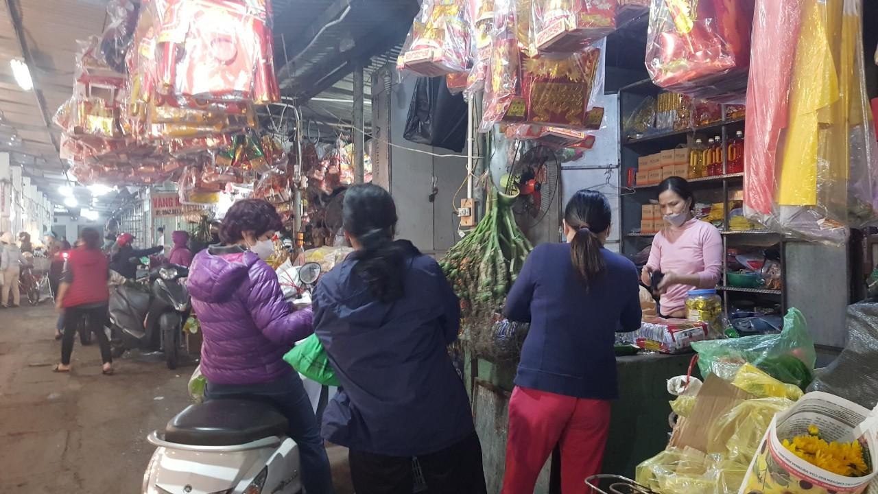 Cau tươi là mặt hàng nhiều khách lựa chọn. Cau đẹp lên tới 15.000 đồng/quả, loại quả nhỏ giá 10.000 đồng. Cau tươi là mặt hàng nhiều khách lựa chọn. Cau đẹp lên tới 15.000 đồng/quả, loại quả nhỏ giá 10.000 đồng.