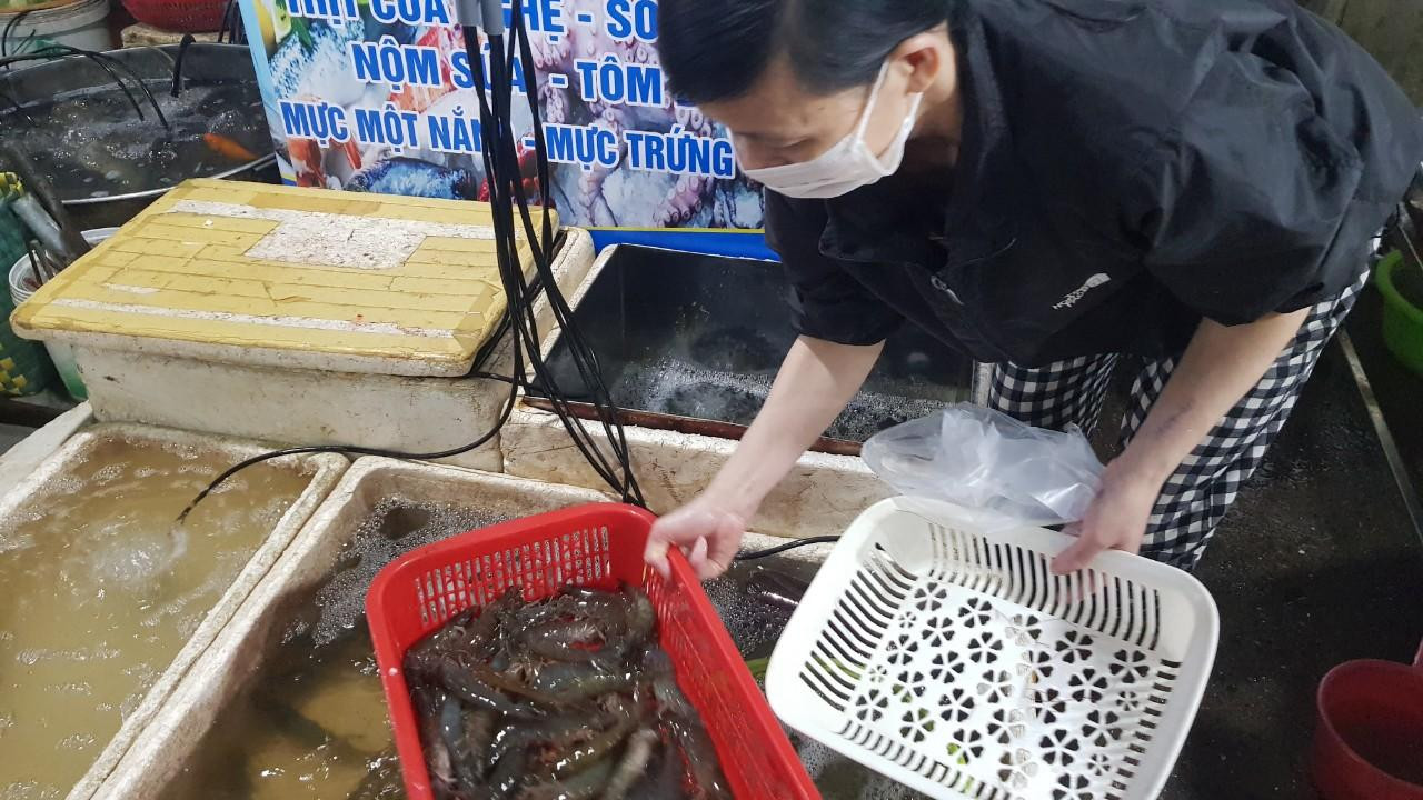 Tôm biển ngày thường có giá 250.000 đồng/kg nay tăng lên 400.000 đồng/kg. Chị Thu Hoa, bán tôm tại chợ Diêm Gỗ (Long Biên, Hà Nội) cho biết: "Từ 5 giờ sáng, tôi đã bán 10 kg tôm. Nhiều gia đình mua vài kg nhưng có gia đình chỉ mua 6 con tôm về làm cỗ. Chỉ riêng một buổi sáng, tôi bán gấp 4 lần so với ngày thường. Ngày hôm nay, giá tôm nhập cao nên giá bán ra cao". Tôm biển ngày thường có giá 250.000 đồng/kg nay tăng lên 400.000 đồng/kg. Chị Thu Hoa, bán tôm tại chợ Diêm Gỗ (Long Biên, Hà Nội) cho biết: "Từ 5 giờ sáng, tôi đã bán 10 kg tôm. Nhiều gia đình mua vài kg nhưng có gia đình chỉ mua 6 con tôm về làm cỗ. Chỉ riêng một buổi sáng, tôi bán gấp 4 lần so với ngày thường. Ngày hôm nay, giá tôm nhập cao nên giá bán ra cao".