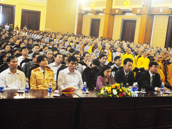 Đông đảo đại biểu Ủy ban ANGT Quốc gia và các Tăng ni, Phật tử về dự lễ cầu siêu. Ảnh: Tuấn Nguyễn